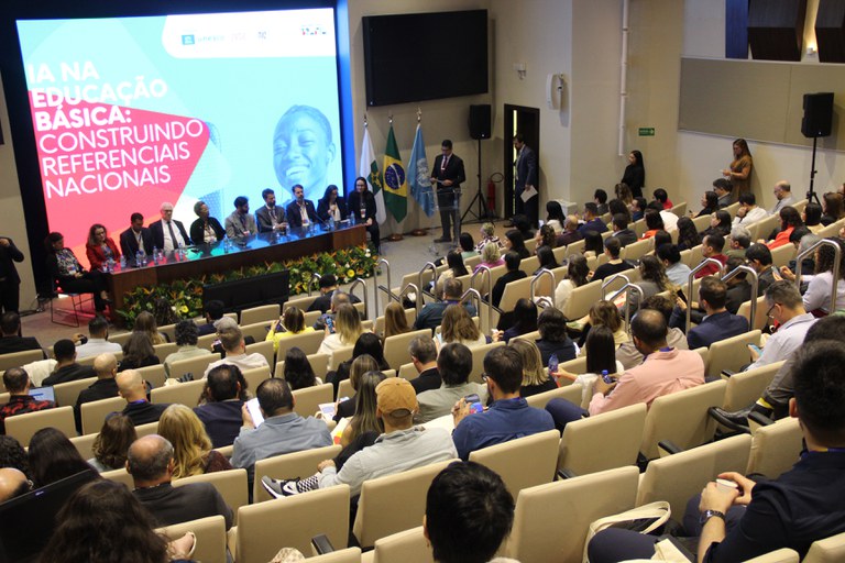 Mesa de abertura do Seminário Inteligência Artificial na Educação Básica, promovido pelo MEC. Foto: Rafael Hildebrand Abraços/Unesco