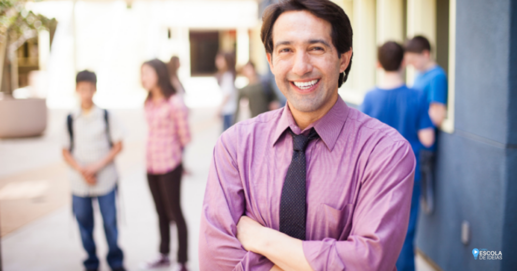 Gestor escolar sorridente organizando agenda em ambiente tranquilo, com plantas e luz natural, transmitindo bem-estar e equilíbrio profissional